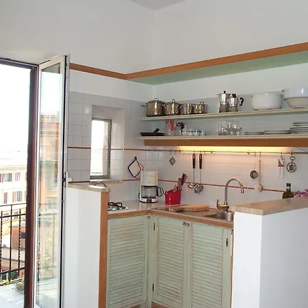 Trastevere, Tiburzi 2, Balcony, Ideally Located!!! * רומא