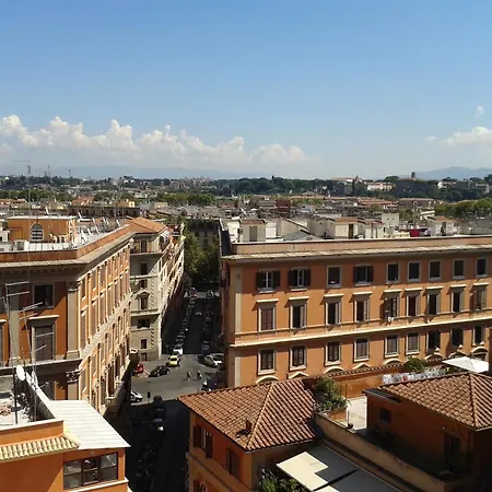 Trastevere, Tiburzi 2, Balcony, Ideally Located!!! * Rome