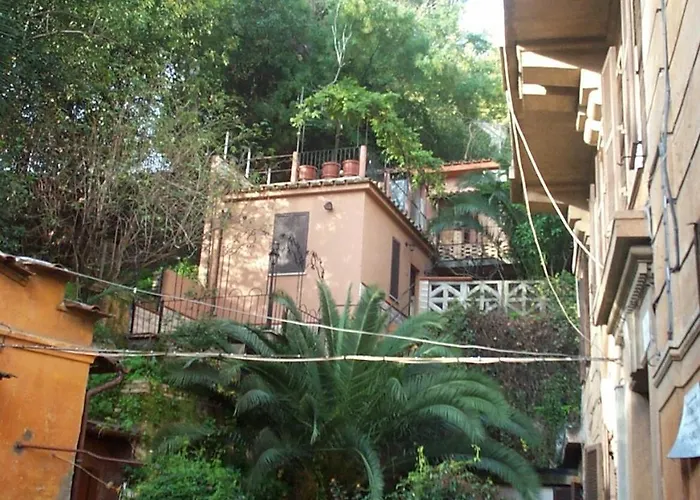 Trastevere, Tiburzi 2, Balcony, Ideally Located!!! * Rome